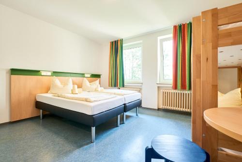Jugendherberge Detmold tesisinde bir odada yatak veya yataklar