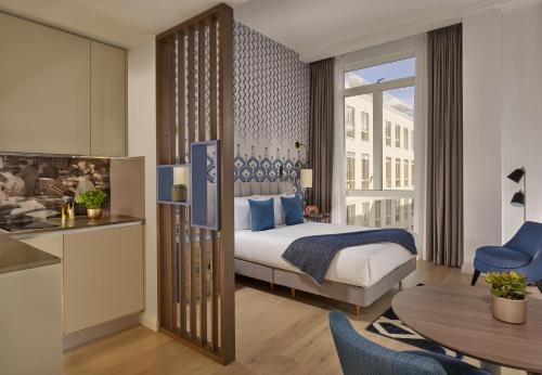 une chambre d'hôtel avec un lit et une table dans l'établissement Citadines Islington London, à Londres