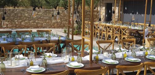 - une table pour une réception de mariage dans l'établissement Lithos Guesthouse Kardamili, à Kardamyli