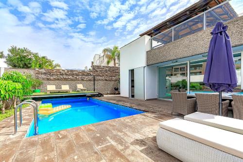 Modern Villas in Del Duque with heated private pool 2 min to ...