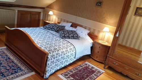 Un dormitorio con una cama grande con almohadas. en Le Prangeleux en Tenneville