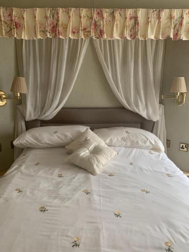 Postel nebo postele na pokoji v ubytování The Monaco