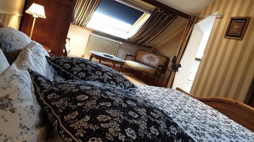 a bedroom with a bed and a window at Le Prangeleux in Tenneville