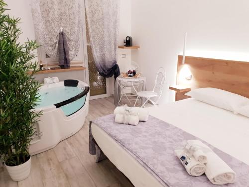A bed or beds in a room at Il Mare di Roma Deluxe