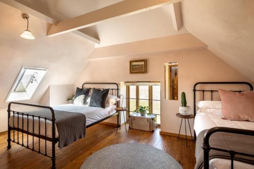 A bed or beds in a room at Flint Barns, Rathfinny Wine Estate