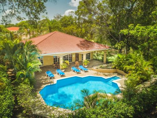 una vista aérea de una casa con piscina en The Amazing Hispaniola Villa 145 en Sosúa