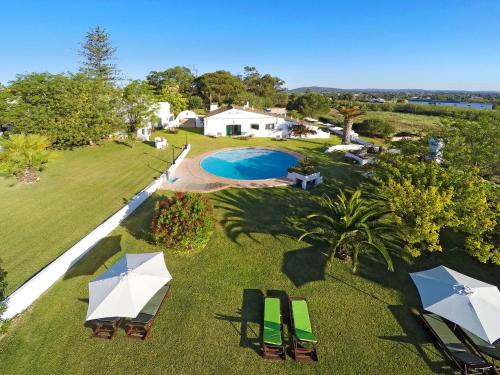 een luchtzicht op een achtertuin met een zwembad bij Holiday Home Quinta da Murteira - FUZ101 by Interhome in Fuzeta
