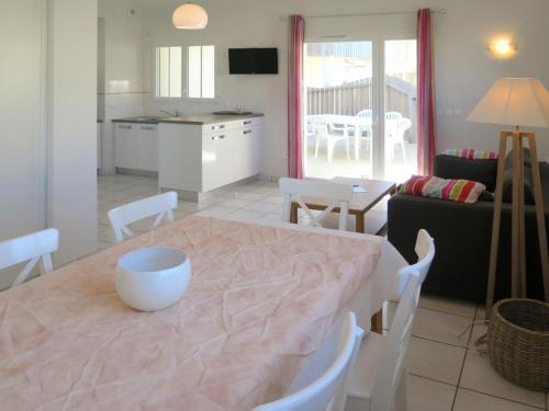 une cuisine et un salon avec une table et des chaises dans l'établissement Holiday Home Résidence Plage Océane-3 by Interhome, à Biscarrosse-Plage