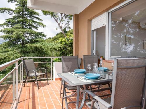 a patio with a table and chairs on a balcony at Holiday Home Orizzonte by Interhome in Marina dʼAndora
