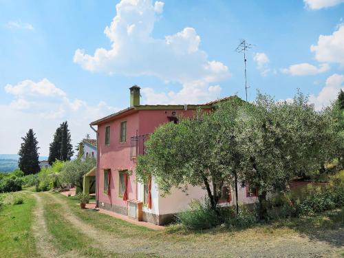 Aia MurataにあるApartment Conte Francesco I-1 by Interhomeの未舗装の横に樹木のあるピンクの家
