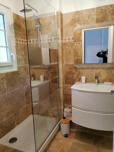 une salle de bain avec douche et lavabo dans l'établissement Studio, à Saint-Raphaël