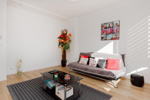 un salon avec un canapé et une table dans l'établissement SuperCannes Center - Parking - Spacieux 70 Metres - Clim - Wifi, à Cannes