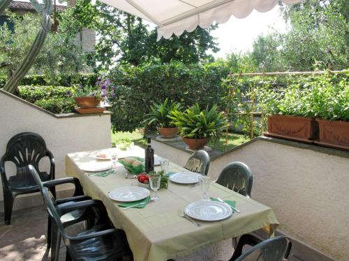 uma mesa e cadeiras sentadas num pátio em Apartment Mia by Interhome em Montignoso