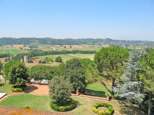 une vue aérienne sur un parc planté d'arbres et de buissons dans l'établissement Villa Sant'Albino by Interhome, à Sorrezzana