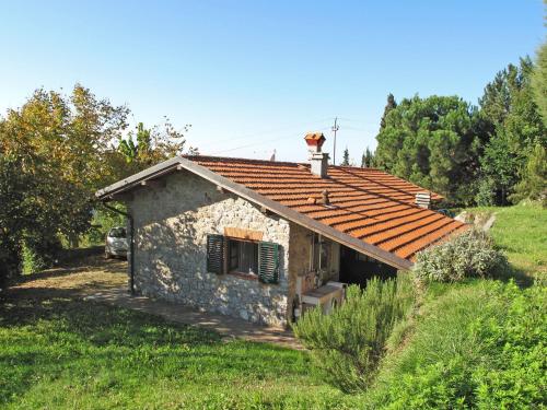 ein kleines Steinhaus mit rotem Dach in der Unterkunft Holiday Home Villetta degli Orti by Interhome in Montemagno