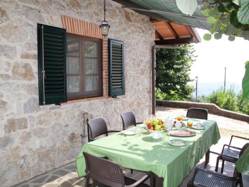 MontemagnoにあるHoliday Home Villetta degli Orti by Interhomeのパティオ(緑のテーブルクロス付)