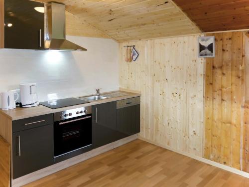 Кухня або міні-кухня у Chalet Skåsheim - FJS023 by Interhome