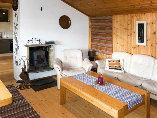 Et sittehjørne på Chalet Skåsheim - FJS023 by Interhome