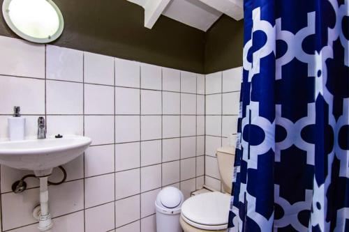 Baðherbergi á CityLife Apartments in Historic Willemstad - 2 bedroom apartment - K