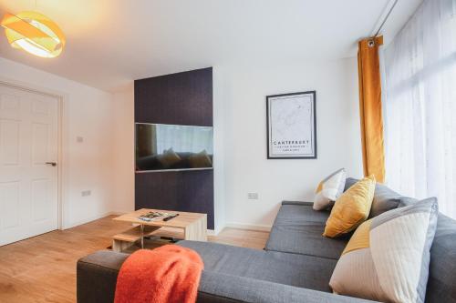 sala de estar con sofá y mesa en City Centre-Free Parking-2mins from Station en Canterbury