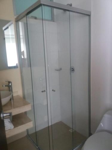 a glass shower in a bathroom with a toilet at Apartamentos Amoblados- Buenavista Barranquilla in Barranquilla