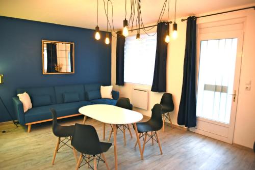 un salon avec un canapé, une table et des chaises dans l'établissement Appartement de charme RDC, à Boulogne-sur-Mer