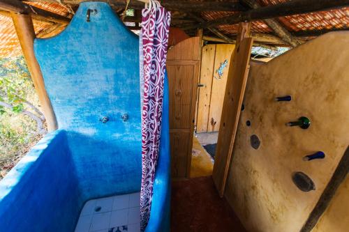 a room with a climbing wall and a rock wall at Sol de Minca Eco Lodge in Minca