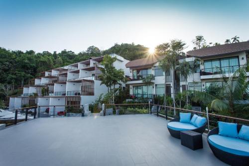 Bazén v ubytování Chalong Chalet Resort nebo v jeho okolí
