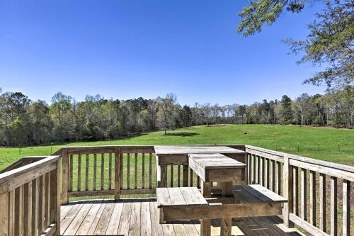 Μπαλκόνι ή βεράντα στο Pine Mountain Valley House with Pool and Grill!