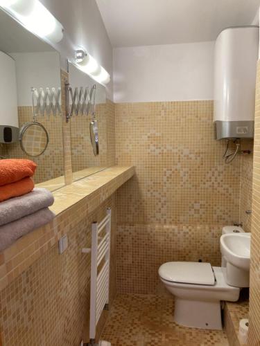 La salle de bains est pourvue de toilettes et d'un lavabo. dans l'établissement Apartament Piwna, à Gdańsk
