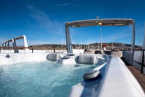 Adria Portorož Luxury Houseboat في بوروتوروج: حوض استحمام ساخن على سطح قارب