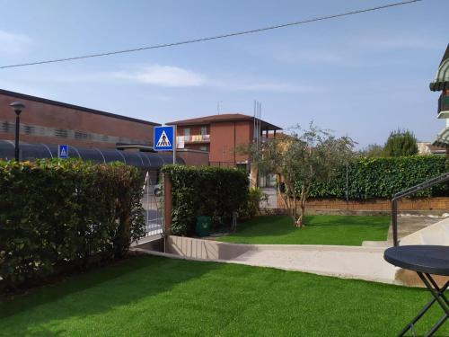 vistas a un edificio con un estadio en Appartamenti con 1 e 2 camere Caldiero, en Caldiero