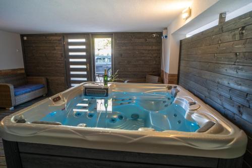 eine Whirlpool-Badewanne in der Mitte eines Zimmers in der Unterkunft 4 ÁSZ Deluxe Apartman in Gyula