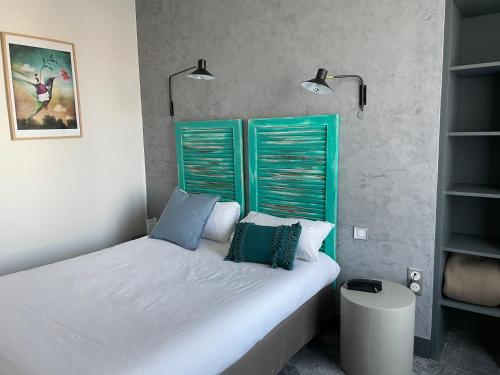 Кровать или кровати в номере Urban Jungle Hôtel Orleans