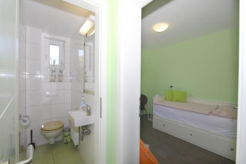 Koupelna v ubytování F-1072 Haus am Strand FeWo 03 strandnah, Balkon, Meerblick