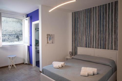 sypialnia z łóżkiem z dwoma ręcznikami w obiekcie Largo Sicilia B&B w mieście Avola