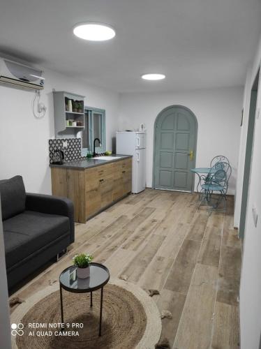 a living room with a couch and a kitchen at בית בלב הגולן in Qasrîne