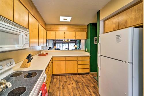 Dapur atau dapur kecil di Quiet Home with Graeagle Meadows Golf Course View!