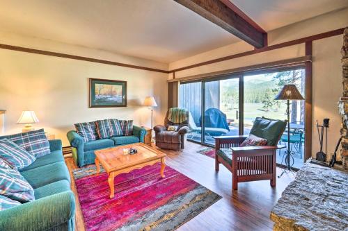 Ruang duduk di Quiet Home with Graeagle Meadows Golf Course View!