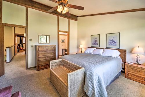 Postel nebo postele na pokoji v ubytování Quiet Home with Graeagle Meadows Golf Course View!