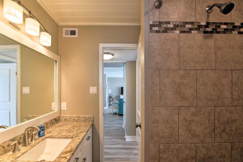 Ein Badezimmer in der Unterkunft Beachfront Galveston Oasis Balconies, Ocean View!