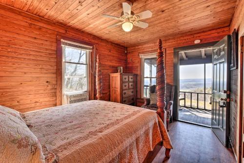 Un pat sau paturi într-o cameră la Secluded Ridgetop Hideaway with Valley Views!