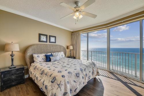 um quarto com uma cama e vista para o oceano em Boardwalk Beach Resort #803 by Book That Condo em Panama City Beach