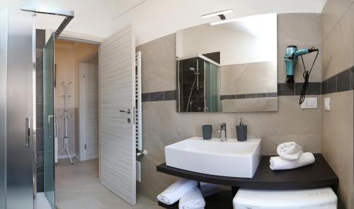 A bathroom at Flower Apartments
