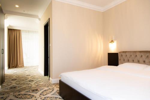 Hotel Palace Severin tesisinde bir odada yatak veya yataklar