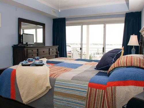 um quarto com uma cama grande e uma janela grande em Bahia Vista I em Ocean City