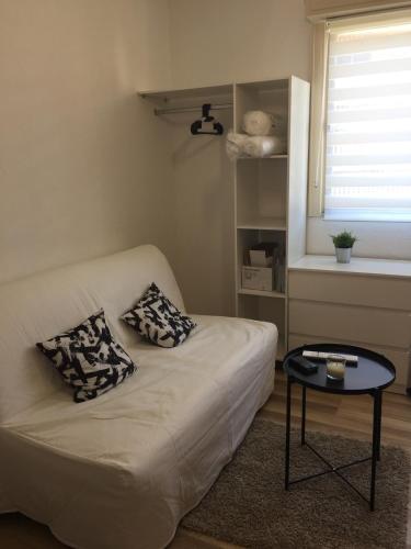 un salon avec un canapé et une table dans l'établissement Studio à 2 pas de la promenade des anglais, à Nice