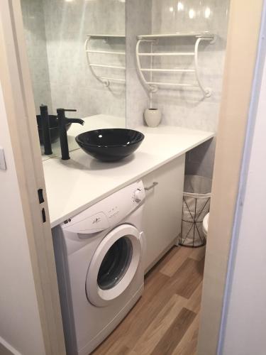 - une buanderie avec un lave-linge et un évier dans l'établissement Studio à 2 pas de la promenade des anglais, à Nice