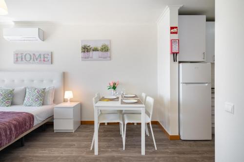 Praia da Rocha, 17 H, Frontal Sea View, Wonderful Studio, Air Conditioning, two Pools, Internet, Parking - Jardins da Rocha by IG