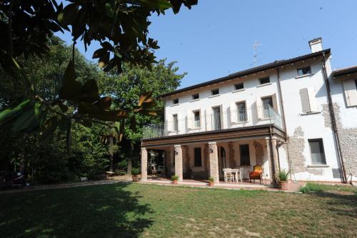 an exterior view of a house with a yard at Il Giardino Del Conte Custoza in Marmirolo